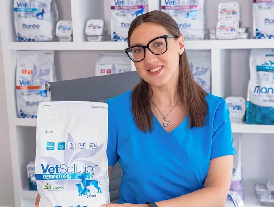 Ветеринарный врач с упаковкой диеты Monge VetSolution Dermatosis для собак